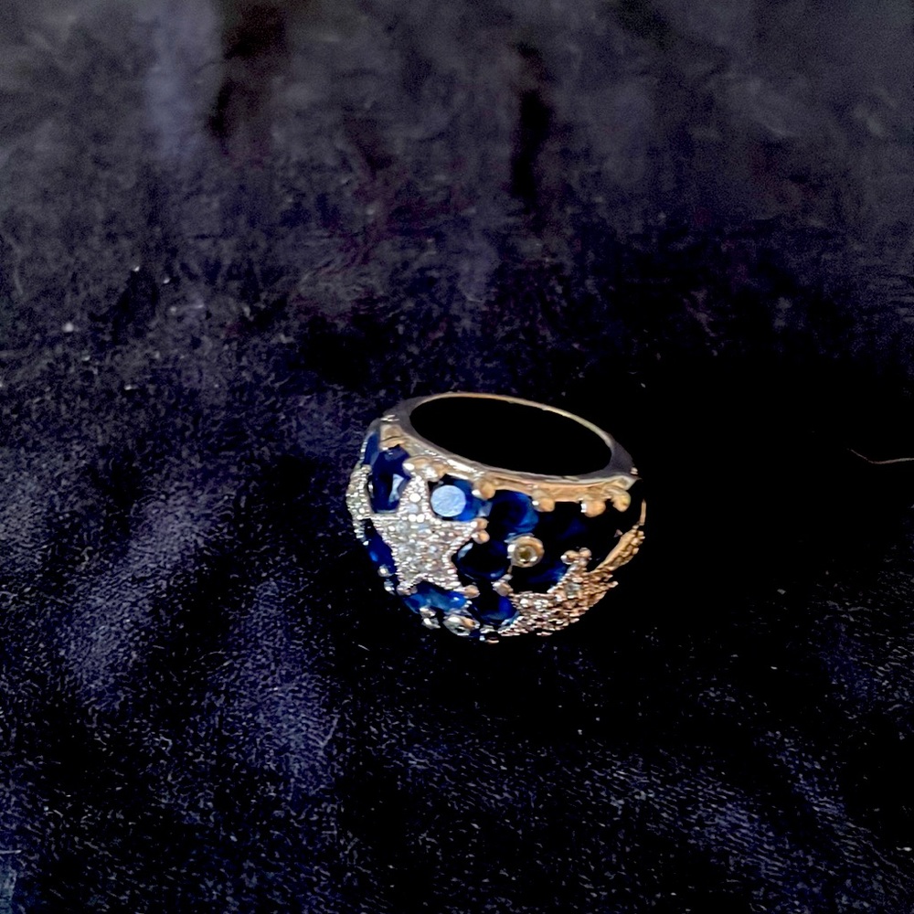 Silver ring, not sure if size